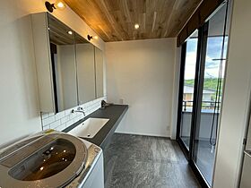 伸和建設株式会社の施工事例「勾配天井×コの字キッチンがあるカフェ風のお家」の画像8