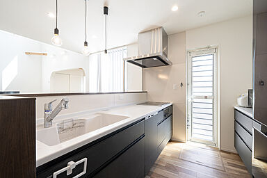 伸和建設株式会社の施工事例「帰宅動線を追求した吹き抜け天井のあるお家」の画像7