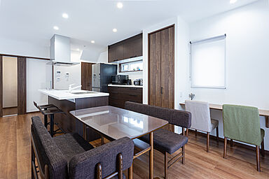 八幡コーポレーション株式会社の施工事例「子どもが元気にすくすく育つ家」の画像1