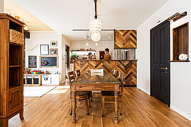 八幡コーポレーション株式会社の施工事例「ナチュラルビンテージ感が漂うヘリンボーン!カリフォルニアスタイルの家」の画像