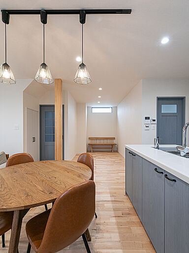 八幡コーポレーション株式会社の施工事例「ブルーグレー×木目調で洗練された空間に」の画像4