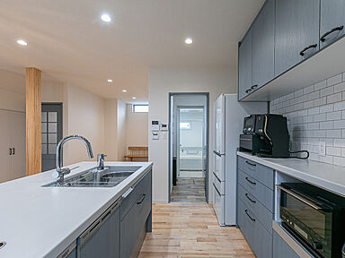 八幡コーポレーション株式会社の施工事例「ブルーグレー×木目調で洗練された空間に」の画像5