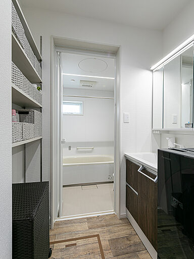 八幡コーポレーション株式会社の施工事例「ブルーグレー×木目調で洗練された空間に」の画像6