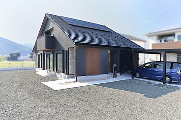 八幡コーポレーション株式会社の施工事例「家族の笑顔を生む大屋根の"平屋風"住宅」の画像