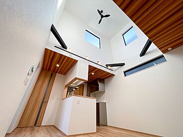 FUJIKEN ORDERHOUSEの施工事例「吹抜けのあるLDKが魅力、26坪のコンパクトなお家」の画像