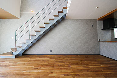 FUJIKEN ORDERHOUSEの施工事例「ダークトーンで仕上げたガレージのあるお家」の画像2