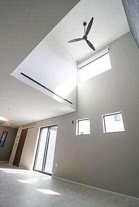 FUJIKEN ORDERHOUSEの施工事例「グレーを基調とした吹抜けリビングのお家」の画像3