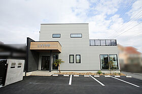 FUJIKEN ORDERHOUSEの施工事例「落着きと温かみの溢れる接骨院併用住宅」のメイン画像