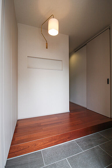 FUJIKEN ORDERHOUSEの施工事例「サペリの床に光が映える、中庭とつながる住まい」の画像1