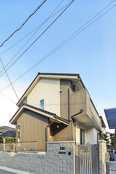 愛三株式会社の施工事例「リビングに光が射し込む地震に強い家」の画像