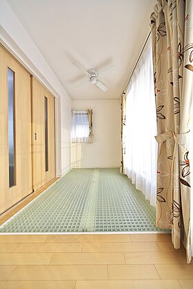 愛三株式会社の施工事例「リビングに光が射し込む地震に強い家」の画像3