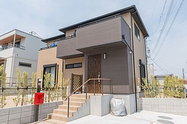 ワンダーホーム ~土地相談からお手伝いいたします~の施工事例「ダークブラウンに統一されたインテリアと間取りにこだわった家」の画像1