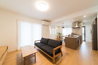 シンプルモダンスタイルのリビング ワンダーホーム ~土地相談からお手伝いいたします~の事例画像