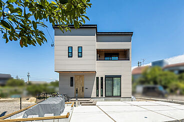 ワンダーホーム ~土地相談からお手伝いいたします~の施工事例「オシャレなグレイッシュカラーの四角い家」の画像