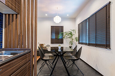 ワンダーホーム ~土地相談からお手伝いいたします~の施工事例「プライベート空間が広がる2階リビングが魅力のナチュラルモダンスタイルの家」の画像3