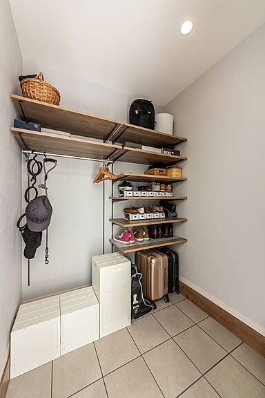 ワンダーホーム ~土地相談からお手伝いいたします~の施工事例「モノトーンのキッチンが魅力的!自然光で明るい家」の画像2