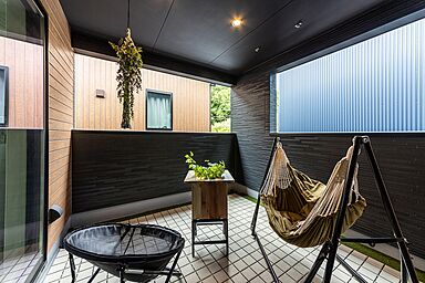 ワンダーホーム ~土地相談からお手伝いいたします~の施工事例「モノトーンのキッチンが魅力的!自然光で明るい家」の画像6