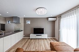 ワンダーホーム ~土地相談からお手伝いいたします~の施工事例「クリスタルシャンデリアが煌めく、日々の暮らしが豊かになる家」の画像