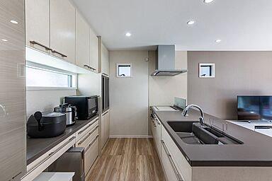 ワンダーホーム ~土地相談からお手伝いいたします~の施工事例「クリスタルシャンデリアが煌めく、日々の暮らしが豊かになる家」の画像3