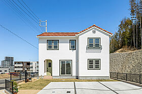 ワンダーホーム ~土地相談からお手伝いいたします~の施工事例「漆喰壁にオレンジの瓦屋根が可愛い南欧風の家」のメイン画像