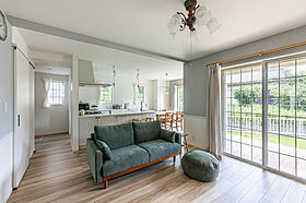 ワンダーホーム ~土地相談からお手伝いいたします~の施工事例「三角屋根とグリーンの窓枠がオシャレ! アメリカン×ナチュラルフレンチスタイルの家」の画像3