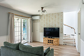 ワンダーホーム ~土地相談からお手伝いいたします~の施工事例「三角屋根とグリーンの窓枠がオシャレ! アメリカン×ナチュラルフレンチスタイルの家」の画像4