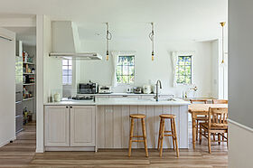 ワンダーホーム ~土地相談からお手伝いいたします~の施工事例「三角屋根とグリーンの窓枠がオシャレ! アメリカン×ナチュラルフレンチスタイルの家」の画像6