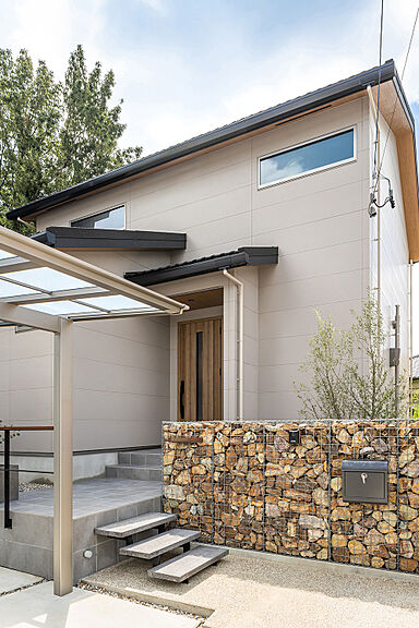 ワンダーホーム ~土地相談からお手伝いいたします~の施工事例「石材を使った外構デザインが魅力!ランドリールームのある北欧スタイルの家」の画像