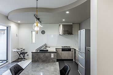 ワンダーホーム ~土地相談からお手伝いいたします~の施工事例「こだわりの照明が目を惹くスタイリッシュでホテルライクな家」の画像