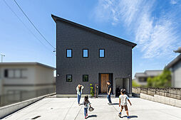 ワンダーホーム ~土地相談からお手伝いいたします~の施工事例「スタイリッシュな片流れ屋根がカッコいい、バイク用ガレージのある家」の画像