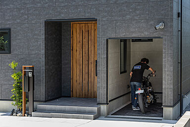 ワンダーホーム ~土地相談からお手伝いいたします~の施工事例「スタイリッシュな片流れ屋根がカッコいい、バイク用ガレージのある家」の画像1