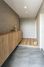 シンプルモダンスタイルの玄関 ワンダーホーム ~土地相談からお手伝いいたします~の事例画像