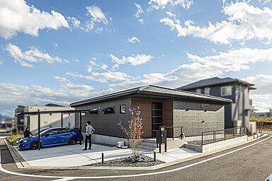 ワンダーホーム ~土地相談からお手伝いいたします~の施工事例「シンプルで洗練されたデザインが心を満たす。平屋で叶える理想の暮らし。」の画像