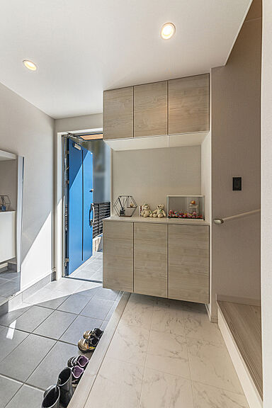 ワンダーホーム ~土地相談からお手伝いいたします~の施工事例「豊富な収納が魅力的!青色がアクセントのシンプルモダンな家」の画像2