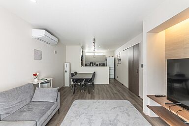 ワンダーホーム ~土地相談からお手伝いいたします~の施工事例「豊富な収納が魅力的!青色がアクセントのシンプルモダンな家」の画像3