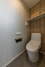 シンプルモダンスタイルのトイレ ワンダーホーム ~土地相談からお手伝いいたします~の事例画像