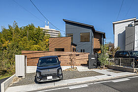 ワンダーホーム ~土地相談からお手伝いいたします~の施工事例「スタイリッシュな外観×豊富な収納。おうちキャンプも楽しめる家」のメイン画像