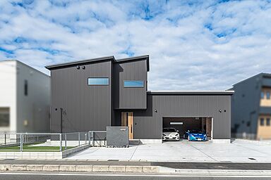 ワンダーホーム ~土地相談からお手伝いいたします~の施工事例「愛車と愛犬、どちらも主役。こだわりを詰め込んだ黒いガレージハウス」の画像