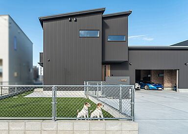ワンダーホーム ~土地相談からお手伝いいたします~の施工事例「愛車と愛犬、どちらも主役。こだわりを詰め込んだ黒いガレージハウス」の画像1