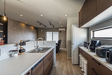 ワンダーホーム ~土地相談からお手伝いいたします~の施工事例「愛車と愛犬、どちらも主役。こだわりを詰め込んだ黒いガレージハウス」の画像7