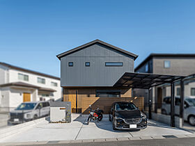 ワンダーホーム ~土地相談からお手伝いいたします~の施工事例「木の優しさに彩りが映える。デザインも実用性も叶えたナチュラルモダンな家。」のメイン画像