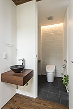 シンプルモダンスタイルのトイレ 建築プランナー株式会社の事例画像