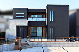 株式会社 WOODY HOUSEの施工事例「開放的な吹き抜けリビングがある2階建ての家」の画像