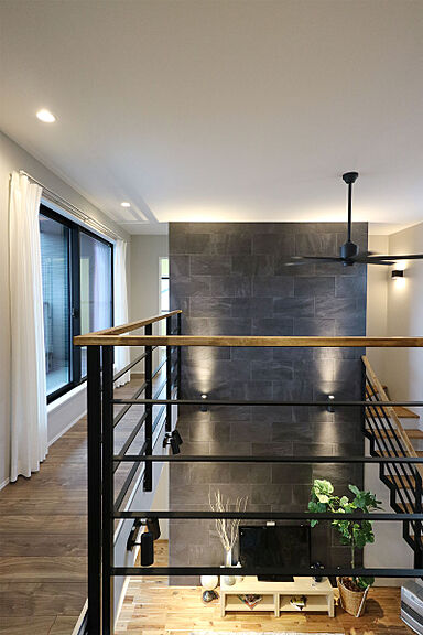 株式会社 WOODY HOUSEの施工事例「開放的な吹き抜けリビングがある2階建ての家」の画像2