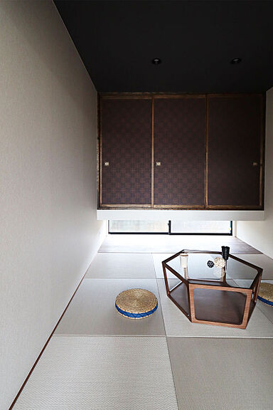 株式会社 WOODY HOUSEの施工事例「ダークな色合いのヴィンテージスタイル | 2階建ての家」の画像2