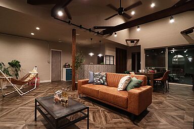 株式会社 WOODY HOUSEの施工事例「インナーガレージとつながるLDKのアメリカンハウス|36坪」の画像1