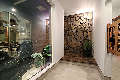 WOODY HOUSEの施工事例「ガラス張りガレージと暮らす平屋|36坪」の画像2