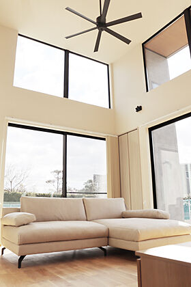 株式会社 WOODY HOUSEの施工事例「4mの吹き抜けとヌックが家族の中心の平屋|32坪」の画像2