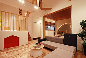 株式会社WOODY HOUSEの施工事例「「大人かわいい」スキップフロアのある2階建て | 43坪」の画像1