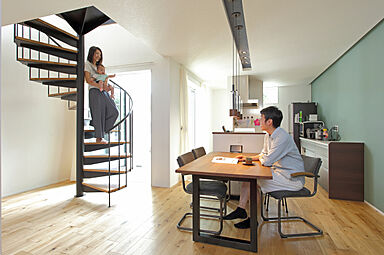 【悠悠ホーム | 健康、快適、長寿命の家】の施工事例「光と風を導くセンターコートと螺旋階段で、明るく、ワクワクする毎日を!」の画像2